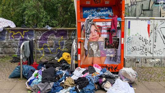 Müll am Kleidercontainer Müll am Kleidercontainer