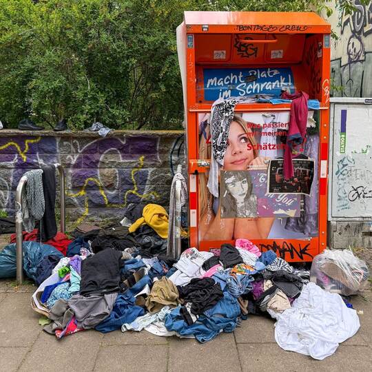 Müll am Kleidercontainer