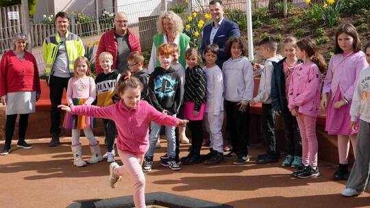 Freuen sich mit den Kindern der Grundschule Würm über die gelungene Umgestaltung (von rechts): Ortsvorsteher Florian Bähr, die L