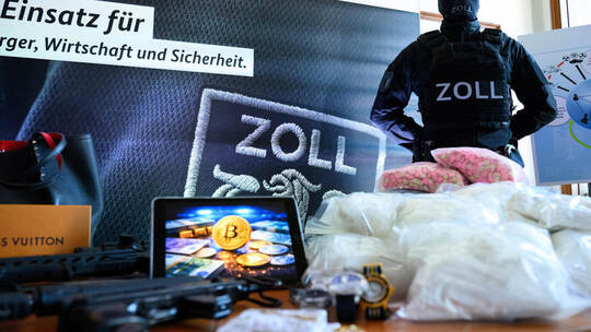 Anlässlich der Vorstellung des Aktionsplans gegen Organisierte Kriminalität zeigte der Zoll in Berlin beschlagnahmte Drogen, Waf Aktionsplan gegen Organisierte Kriminalität