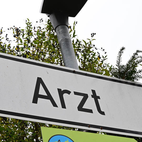 Arzt - Hinweisschild