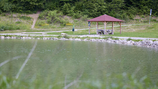 Die Überdachung am Paulinensee in Mönsheim steht im Überschwemmungsgebiet und muss deswegen wohl wieder abgebaut werden.