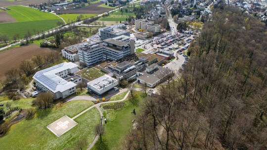 In die Jahre gekommen: Das Krankenhaus in Mühlacker ist nicht mehr zeitgemäß. Geht es nach dem Kreistag, entsteht an dieser Stel