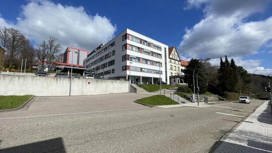 Wolken ziehen über dem Neuenbürger Krankenhaus auf, am Tag nachdem der Kreistag über die Schließung der Klinik abgestimmt hat. G
