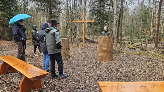 Der Andachtsplatz im „FriedWald“ Friolzheim ist mit Sitzgelegenheiten, Kreuz und einem Platz für die Urne ausgestattet. Ein stil