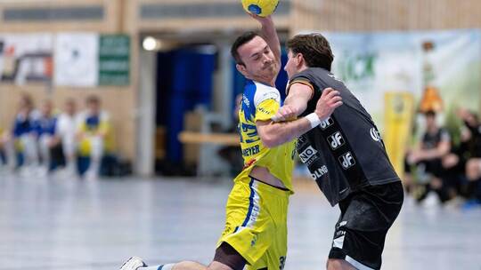 Kein Durchkommen: Für Mattes Meyer (links) und den HCN gab es im Heimspiel nichts zu holen. Peter Hennrich