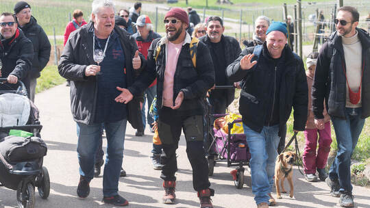Rafael (Mitte) und seine Kumpels wandern über den Diefenbacher König, während die namensgebenden Mandelblüten sich beim Diefenba