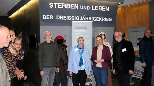 Eine Wanderausstellung zum Dreißigjährigen Krieg holten Edgar Kunzmann (von links), Sabine Stalf, Bürgermeisterin Julia Wieland
