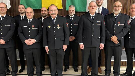 Geehrt und befördert: Thomas Schmollinger (stellvertretender Vorsitzender Kreisfeuerwehrverband, von links), Carsten Sorg (Kreis