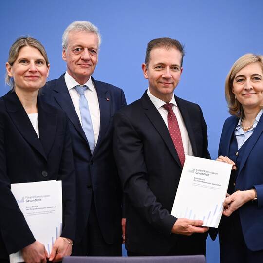 Pressekonferenz von Bundesgesundheitsministerin Warken