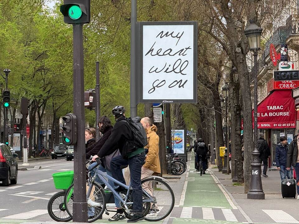 Plakate in Paris zu Dion-Liedern Plakate in Paris zu Dion-Liedern