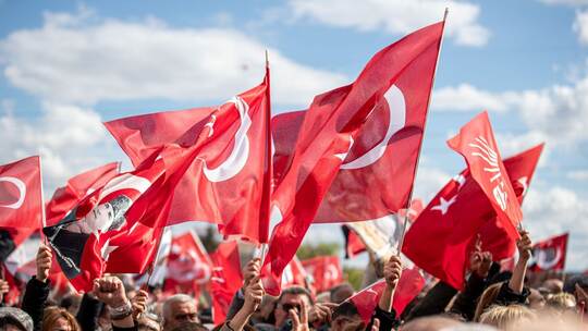 CHP-Anhänger schwenken türkische Flaggen
