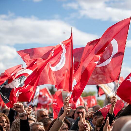 CHP-Anhänger schwenken türkische Flaggen