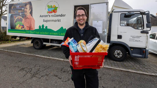 Seit 2022 können die Menschen bei Aaron Daubners begehbarem Supermarkt auf Rädern – liebevoll „Emma“ genannt – in zahlreichen Or Aaron Daubner rollender Supermarkt