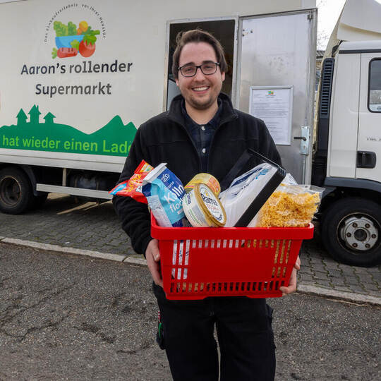 Seit 2022 können die Menschen bei Aaron Daubners begehbarem Supermarkt auf Rädern – liebevoll „Emma“ genannt – in zahlreichen Or Aaron Daubner rollender Supermarkt