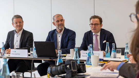 Blicken trotz volatiler Preise eine positive Bilanz (von links): Thomas Weiß, Geschäftsführer von Heimerle + Meule, Franz-Josef Pressegespräch Fachvereinigung Edelmetalle