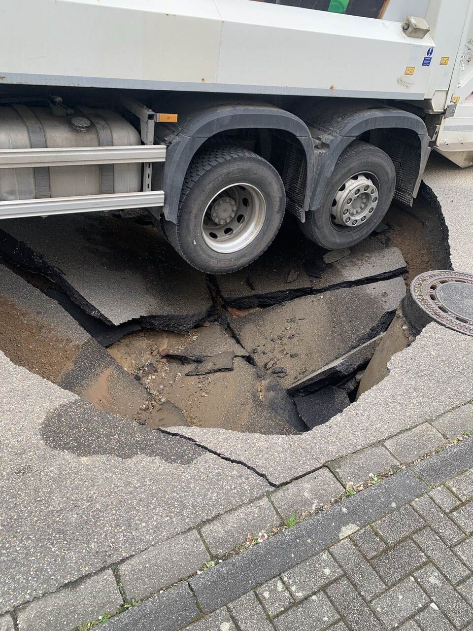 Fahrbahn bricht ein - Lastwagen sackt in Loch