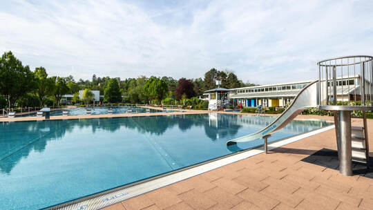 Die Parkplätze am Mühlacker Freibad sind an den Sommerwochenenden ohnehin schnell belegt. Viele Besucher weichen deshalb auf ang