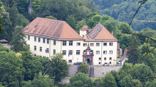 Das Schloss Neuenbürg verfügt über Veranstaltungsräume wie den Fürstensaal, das Kanzleizimmer und den Schlosskeller, die in der Schloßrestaurant Neuenbürg