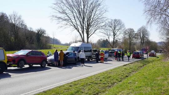 Massen-Crash mit Verletzten auf Bundesstraße