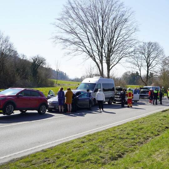 Massen-Crash mit Verletzten auf Bundesstraße