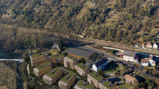 Diese Visualisierung zeigt, wie das Gelände der ehemaligen Lederfabrik am Enzberger Ortseingang künftig aussehen könnte. Klar is