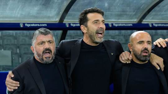 Italiens Trainer Gennaro Gattuso (l) mit Gianluigi Buffon (m)