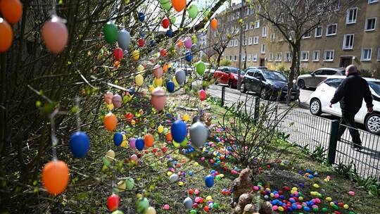 Vor Ostern in Berlin - Straße ist mit tausenden Eiern dekoriert