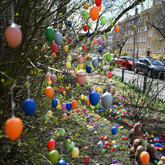 Vor Ostern in Berlin - Straße ist mit tausenden Eiern dekoriert