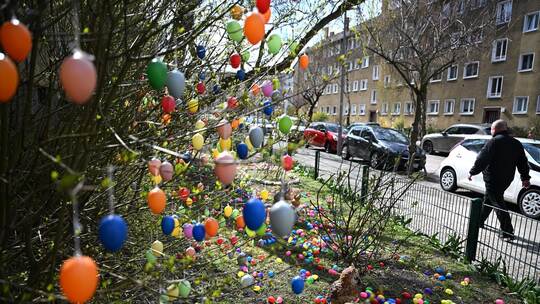 Vor Ostern in Berlin - Straße ist mit tausenden Eiern dekoriert