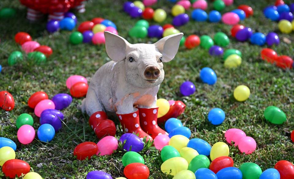 Vor Ostern in Berlin - Straße ist mit tausenden Eiern dekoriert