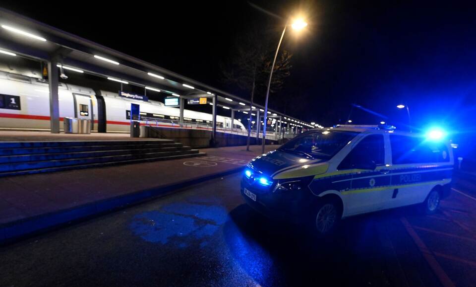 Mann droht mit Anschlag in ICE