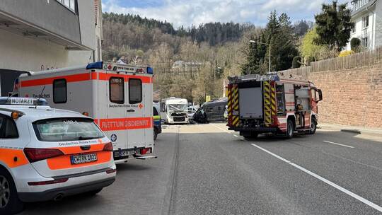 Calw: Schwerer Verkehrsunfall zwischen Wohnmobil und Camper