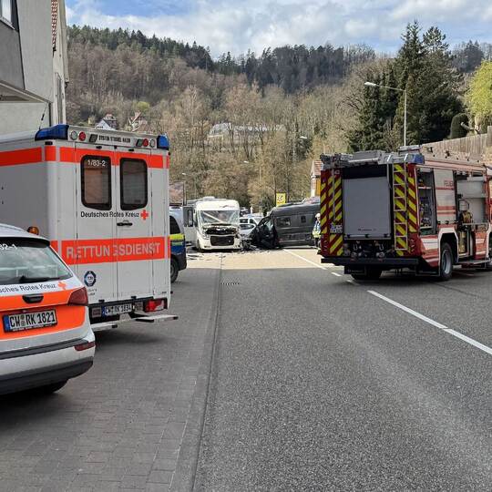 Calw: Schwerer Verkehrsunfall zwischen Wohnmobil und Camper