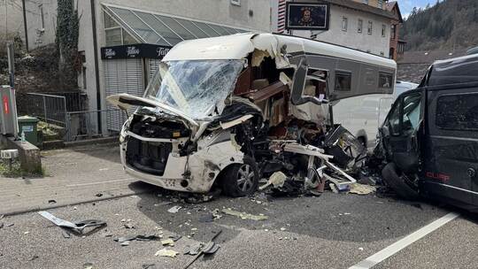 Schwerer Verkehrsunfall zwischen Wohnmobil und Camper