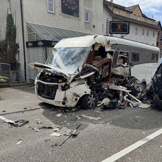 Schwerer Verkehrsunfall zwischen Wohnmobil und Camper