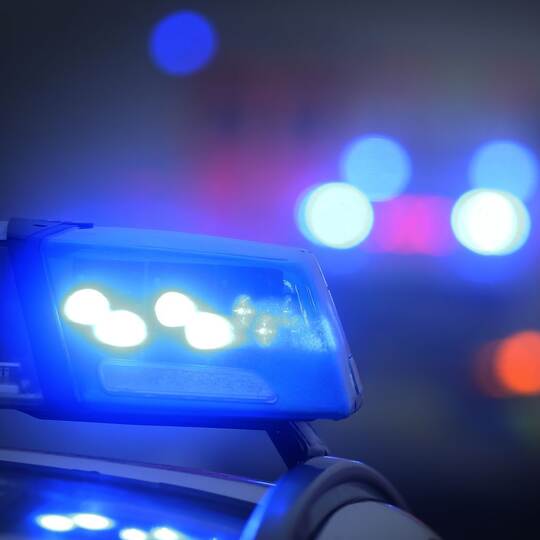 Polizeiauto mit Blaulicht - Symbolbild Polizeiauto mit Blaulicht - Symbolbild