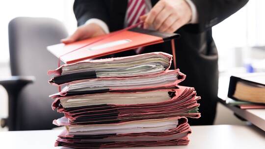 Aktenstapel in der Justiz Aktenstapel in der Justiz