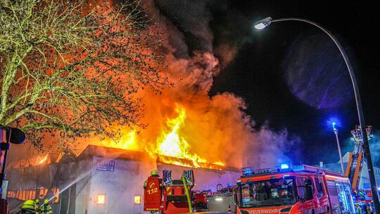 Großbrand in Lagerhalle in Baden-Württemberg