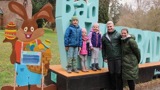 Die drei Kinder von Familie Lang aus Karlsruhe sind mit Feuereifer beim Rätseln dabei.