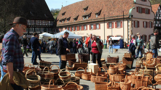 an diesem Wochenende treffen sich wieder zahlreiche Besucher beim Maulbronner Kunsthandwerkermarkt.