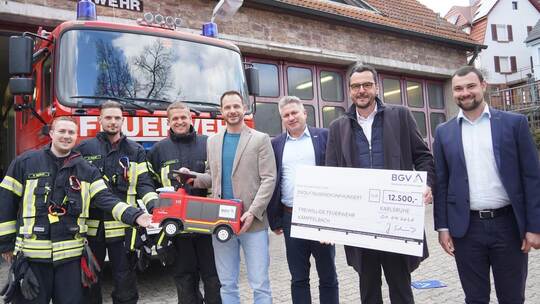 Nico Bischoff (von links), Daniel Kopold, Kommandant Thomas Heckmann und Bürgermeister Thomas Maag bedanken sich bei Dirk Matter