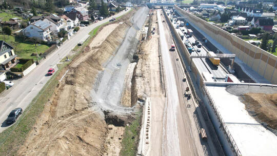 Am Nieferner Enzberg geht es mit Volldampf weiter, nachdem die A8-Macher den Verkehr auf die Fahrbahn Richtung Stuttgart verlegt