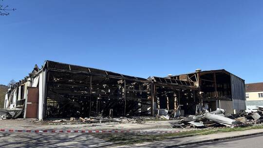 Die Lagerhalle ist völlig zerstört. Absperrband sichert das Gelände. Rose