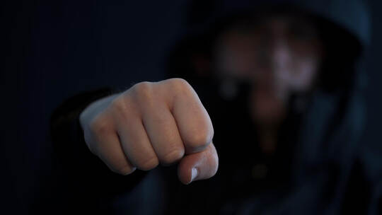 Auf Nazi-Parolen eines Jugendlichen folgt ein Gerangel, bei dem auch ein 53-jähriger Freund der Familie beteiligt ist. Beide ste