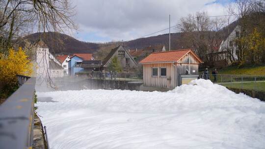 Lastwagen verliert Reiniger zur Seifenherstellung