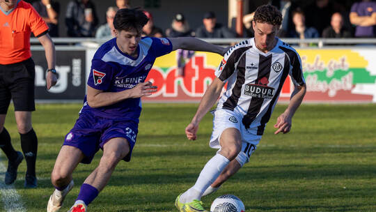 Der FC Nöttingen (links David Zenner, im Duell mit dem Ex-Pforzheimer Yunus Emre Kahriman) kassierte gegen den VfR Aalen seine e