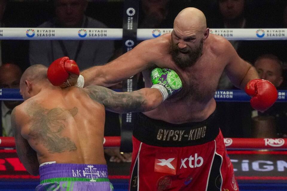 Tyson Fury (r)
