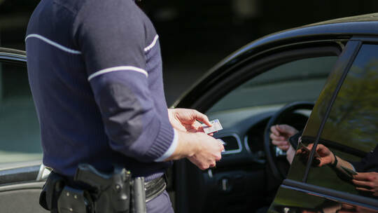 Polizei Kontrolle, Polizist am Fahrzeug, Führerschein und Papiere