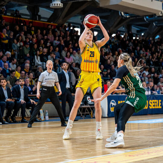 Alina Hartmann (links) im Pokalfinale gegen Keltern (rechts Nevena Rosic). Tilo Wiedensohler